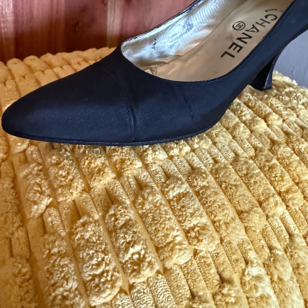 CHANEL Black Almond Pointed-Toe Fabric 3” Pumps 7.5 - Picture 11 of 11